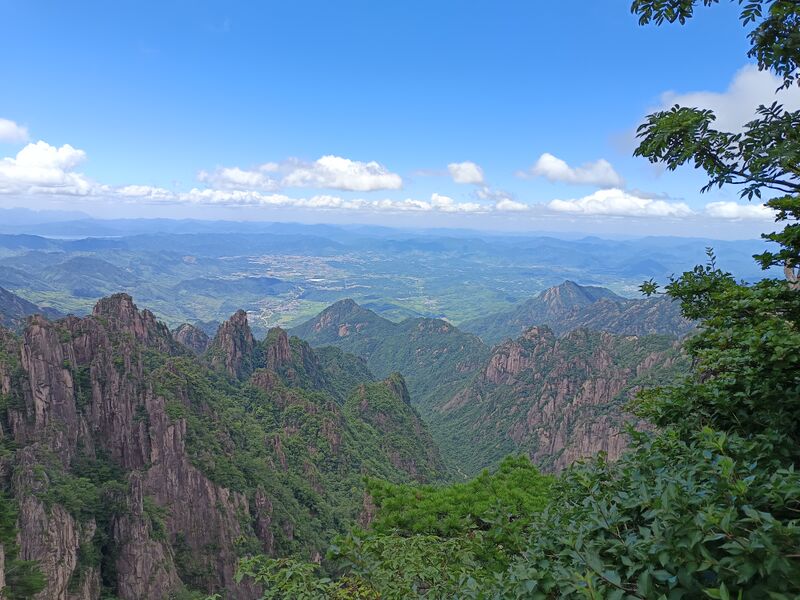 File:黄山 远方的小镇.jpg